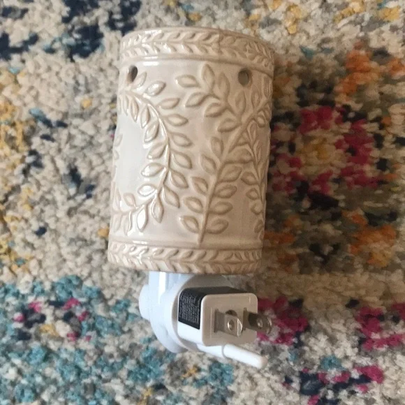 Outlet Plug Freshener - Picture 4 of 8